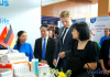 Các đại biểu tham quan gian hàng trưng bày các sản phẩm công nghiệp tiêu biểu tại Hội nghị xúc tiến đầu tư các doanh nghiệp Đức tại Bình Định. Ảnh: Nguyễn Tri