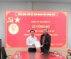 Đ/c Phan Viết Hùng- Bí thư Đảng ủy KKT Trao Quyết định cho Đ/c Nguyễn Văn Lăng, Bí thư Chi bộ