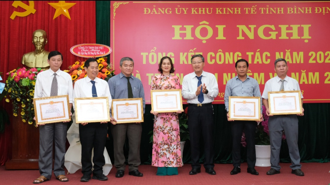 Đ/c Phan Viết Hùng – Bí thư Đảng ủy KKT trao Giấy khen cho các tập thể hoàn thành xuất sắc nhiệm vụ năm 2022