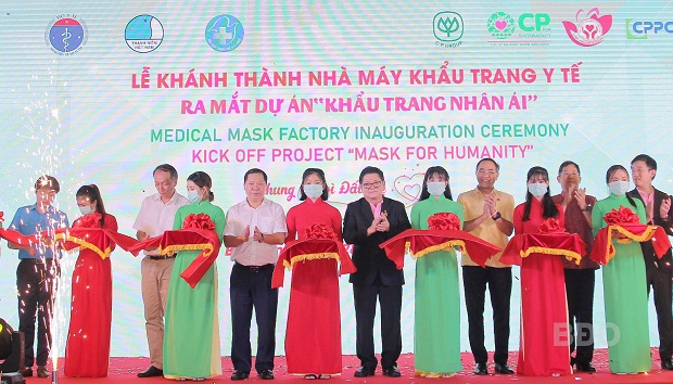 Các đại biểu thực hiện nghi thức cắt băng khánh thành nhà máy  sản xuất khẩu trang y tế CPPC.