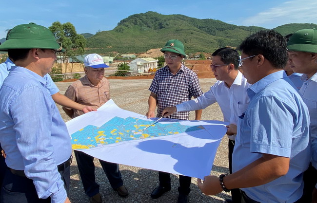 Bí thư Tỉnh ủy Hồ Quốc Dũng (bìa trái) kiểm tra tiến độ dự án Khu công nghiệp Becamex VSIP Bình Định. Ảnh: N.HÂN