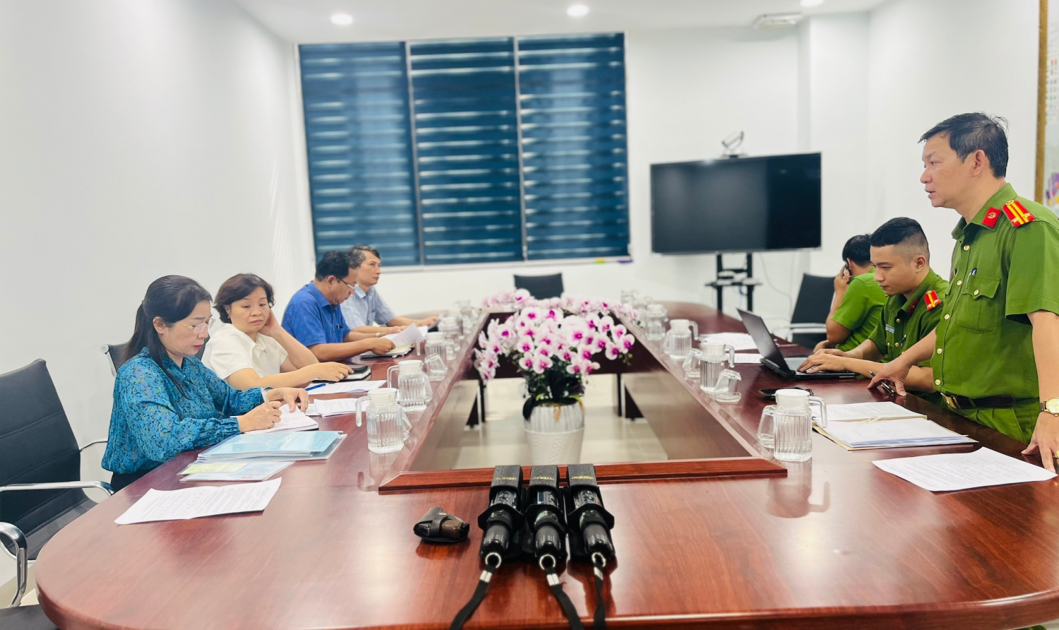Phòng Cảnh sát QLHC về TTXH (PC06) - Công an tỉnh kiểm tra công cụ hỗ trợ tại Ban Quản lý Khu kinh tế