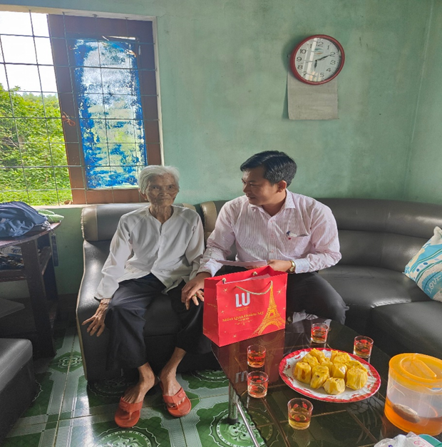 Lãnh đạo Ban Quản lý Khu kinh tế thăm, tặng quà  Mẹ Việt Nam anh hùng nhân kỷ niệm ngày Thương binh Liệt sỹ