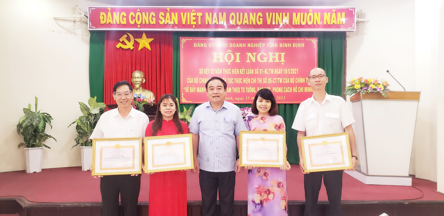 Đảng bộ Khu Kinh tế đạt thành tích xuất sắc trong 2 năm thực hiện Kết luận số 01-KL/TW ngày 18/5/2021 của Bộ Chính trị “về đẩy mạnh học tập và làm theo tư tưởng, đạo đức, phong cách Hồ Chí Minh”