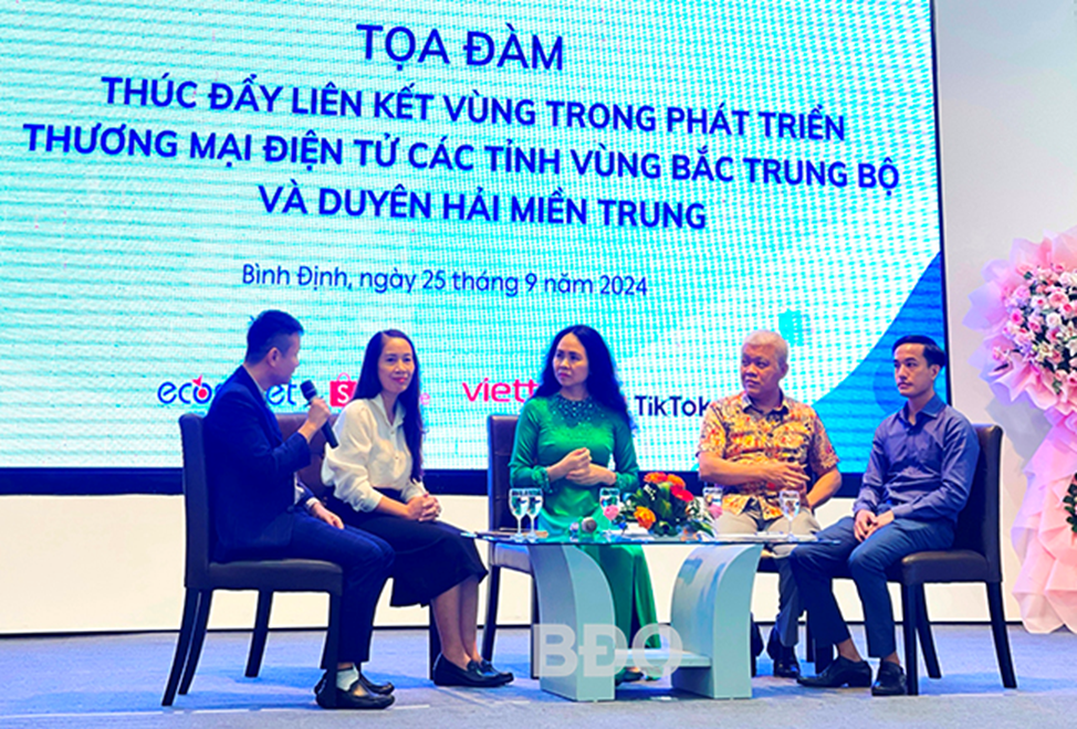 Các chuyên gia, diễn giả tham gia buổi tọa đàm với nội dung kết nối thúc đẩy liên kết vùng trong phát triển TMĐT. Ảnh: HẢI YẾN