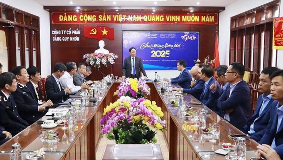 Ông Phạm Anh Tuấn, Chủ tịch UBND tỉnh Bình Định thăm hỏi, chúc tết lãnh đạo Công ty cổ phần Cảng Quy Nhơn.