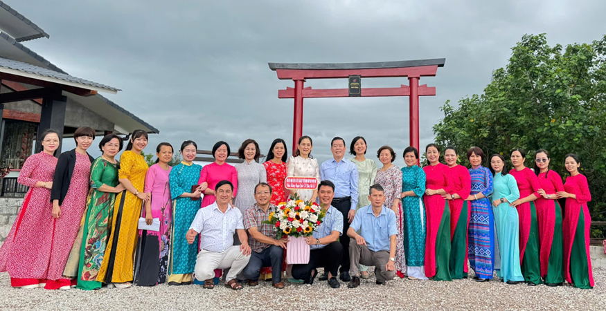 Lãnh đạo Ban tặng hoa chúc mừng Ngày 8/3